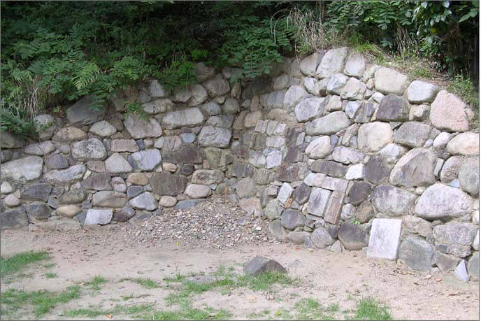 転用石の交じる石垣の画像