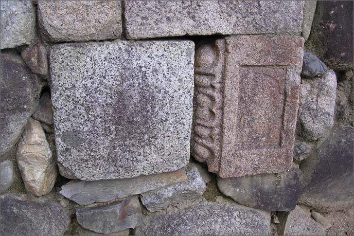 転用石の交じる石垣の画像