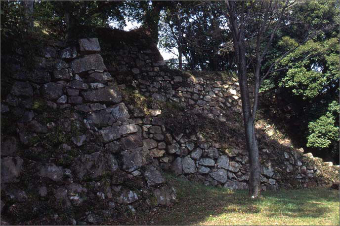 上の城の豪快な石垣の画像