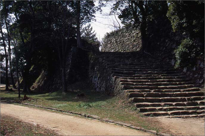 上の城の石垣と階段の画像