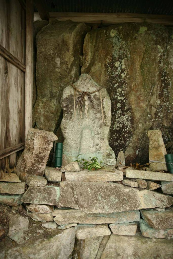 山中で見つけた石仏